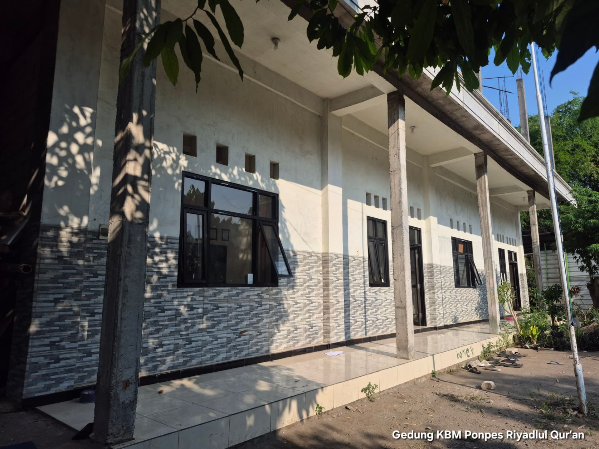 Gedung kegiatan belajar mengajar (KBM) Pondok Pesantren Riyadlul Qur'an