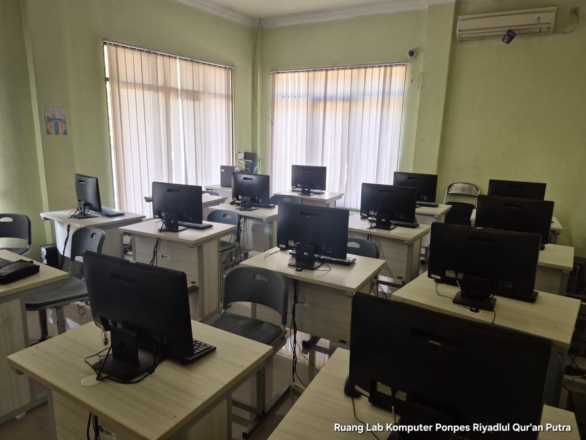 Ruang laboratorium komputer santri putra Pondok Pesantren Riyadlul Qur'an