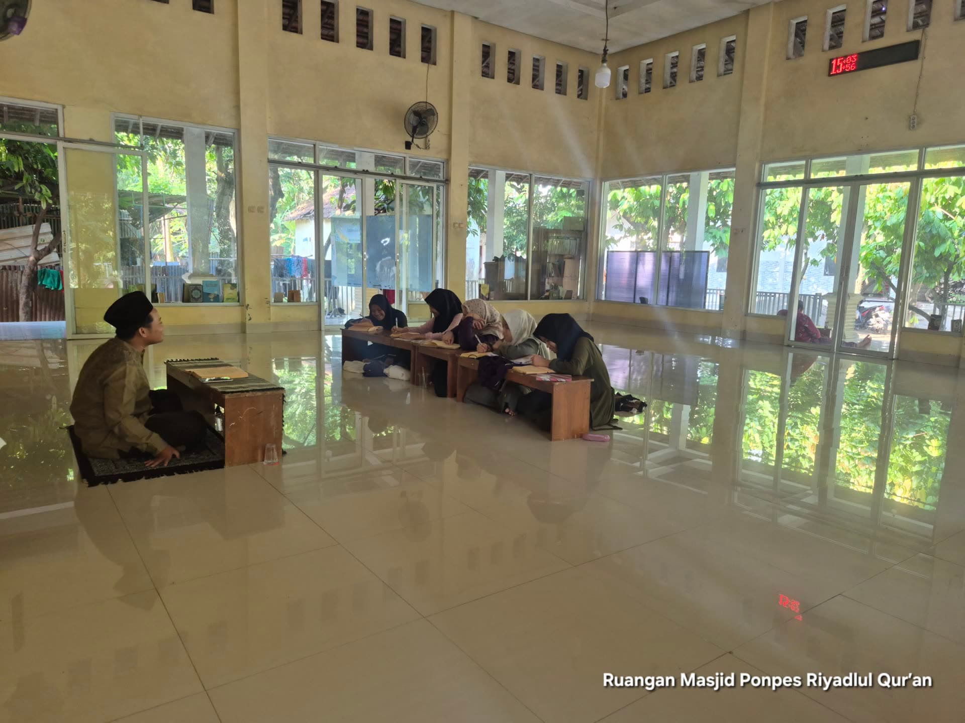 Ruangan dalam masjid Pondok Pesantren Riyadlul Qur'an tempat santri mengaji
